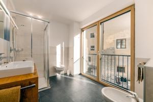布列瑟农Untermoarhof Albeins的一间带水槽和卫生间的浴室以及一个阳台。