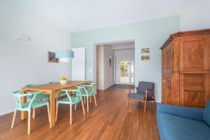 阿拉西奥La Fiorella: appartamento con terrazze in villa的一间带桌椅的用餐室