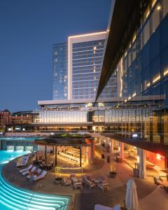 阿林顿Loews Arlington Hotel的一座带游泳池和大楼的酒店