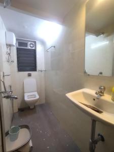 孟买Everest Stays Rooms and Dormitory的一间带水槽、卫生间和镜子的浴室