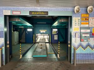 横滨尊贵花园情趣酒店（仅限成人）的地铁站里的一个空的保龄球馆