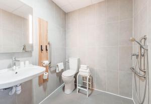 索西姆B&B HOTEL Mulhouse Sausheim的浴室配有卫生间、盥洗盆和淋浴。