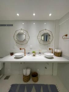里约热内卢Cinque Terre Pousada & Bistrô的浴室设有2个水槽和2面镜子