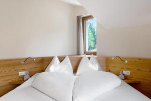 科尔皮缇亚Furnerhof Apt Olpenglühn的一间卧室配有两张带白色枕头的床和窗户。
