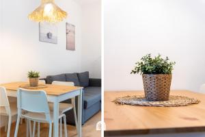 塔拉戈纳Mediterranean Way - Tarragona Central Apartments的用餐室以及带桌子和蓝色沙发的客厅。