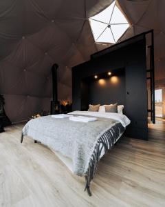 塞尔福斯Golden Circle Domes - Lake View的帐篷内一间卧室,配有一张大床