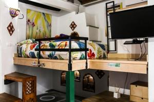 格拉纳达拉斯格隆德里纳斯德拉阿罕布拉公寓的客房设有双层床和电视。