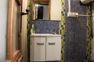 格拉纳达拉斯格隆德里纳斯德拉阿罕布拉公寓的浴室配有水槽和蓝色瓷砖墙。