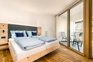 布列瑟农Untermoarhof Albeins的一间卧室配有一张带蓝色枕头的大床