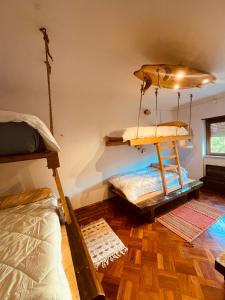 卡斯卡伊斯Lisbon Soul Surf Camp的一间卧室配有两张双层床。