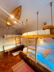 卡斯卡伊斯Lisbon Soul Surf Camp的天花板客房内的两张双层床
