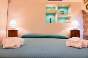 梅塔YourHome - Casa Cafiero的一间卧室配有一张带两盏灯的蓝色床。