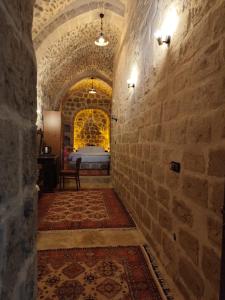 马尔丁Rumet paşa konağı的城堡内带一张床的房间的走廊