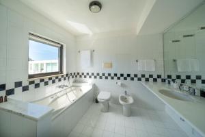 卡利亚里Attico sul Poetto的带浴缸、卫生间和盥洗盆的浴室