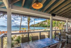 弗雷德达尔Margaritaville Vacation Club by Wyndham - St Thomas的一个带桌子并享有海滩美景的庭院