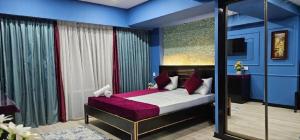 巴库Hazz Palace Hotel的蓝色客房中一间带床的卧室