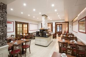 布宜诺斯艾利斯华尔道夫酒店的一间带桌椅的餐厅和一间厨房