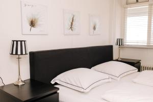 赞德沃特芭贝特公寓的一间卧室配有两张带白色枕头和两盏灯的床。