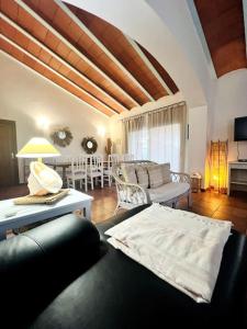 埃斯卡洛CASA VALENTINA VIVIENDA TURISTICA ET6135的客厅配有沙发和桌子