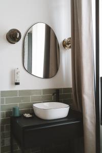 巴黎德斯贝奥克斯爱慈酒店的一间带水槽和镜子的浴室