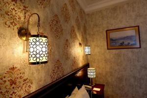 伊斯坦布尔Blue House Hotel Old City - Sultanahmet的酒店客房设有楼梯和墙上的灯。