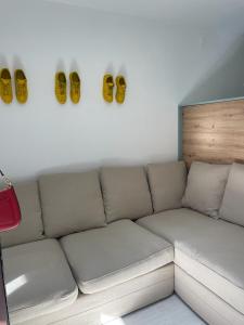 马略卡岛帕尔马Esmeralda的客厅配有一张沙发,墙上挂着黄色鞋
