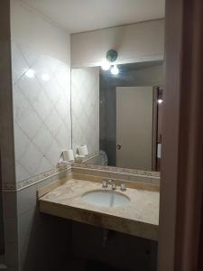 门多萨Departamentos Romano的一间带水槽和大镜子的浴室