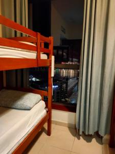 迪拜Bohemian Backpackers的一间卧室配有双层床和窗户。