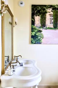 利雪Manoir des Pavements的浴室设有白色水槽和镜子