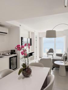 里约热内卢CDesign Hotel的白色的客厅配有桌椅