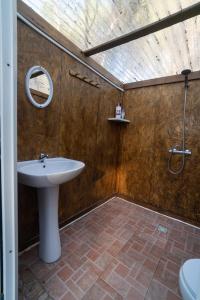 克莉丝蒂娜岛ZALUAY - Habitaciones de madera的一间带水槽和淋浴的浴室