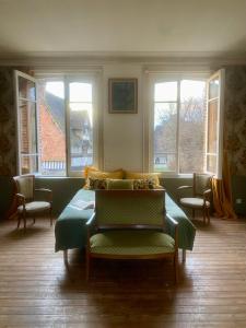 利雪Manoir des Pavements的带沙发、椅子和窗户的客厅