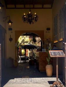 危地马拉安地瓜Mestizo Antigua的大楼内带吊灯的餐厅入口