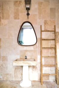利雪Manoir des Pavements的一间带镜子和水槽的浴室