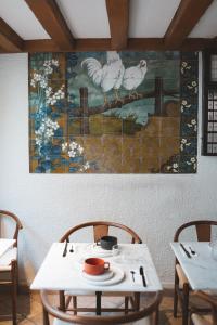 巴黎德斯贝奥克斯爱慈酒店的一张桌子、两把椅子和墙上的一幅画