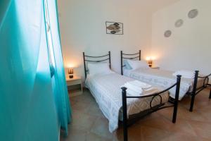 普拉Casa Martina的带窗户的客房内设有两张单人床。