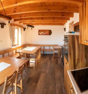 ŠkocjanVinotoč pri Jožici的厨房以及带木桌和椅子的用餐室。