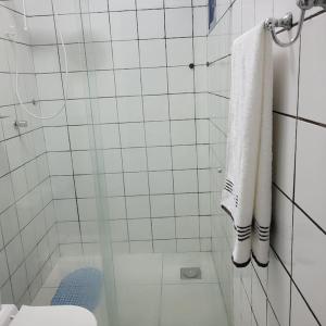 博阿维斯塔Apartamento em Jardim Floresta的带淋浴、卫生间和毛巾的浴室