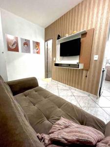 巴西利亚Apartamento 5 km do aeroporto的带沙发和平面电视的客厅