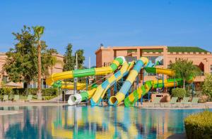 马拉喀什Mogador Aqua Fun & Spa的度假村游泳池的水滑梯