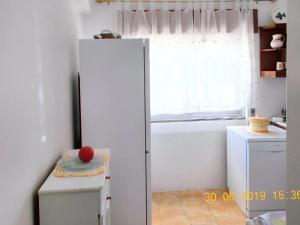 阿莫拉3 bedrooms apartement with city view and wifi at Amora 8 km away from the beach的带窗户的厨房内的白色冰箱