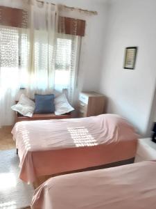 阿莫拉3 bedrooms apartement with city view and wifi at Amora 8 km away from the beach的一间卧室设有两张床和窗户。