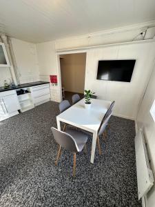 利勒斯特罗姆KM Rentals - Lillestrøm City - Private Rooms in Shared Apartment的一间会议室,配有白色的桌子和椅子