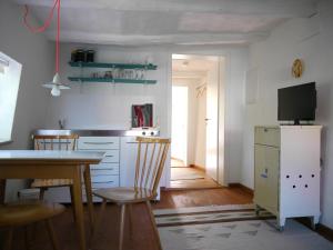 Wallenstedt布鲁特斯赫霍夫公寓的厨房配有桌椅和冰箱。