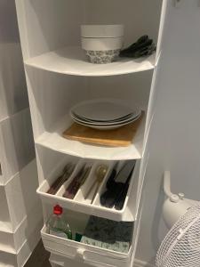 林雪平Tift bossgård的配有盘子和餐具的白色厨房厨房