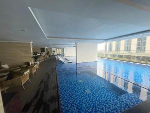 海防Dino Home Hilton Luxury的一座带游泳池的大楼内的大型游泳池