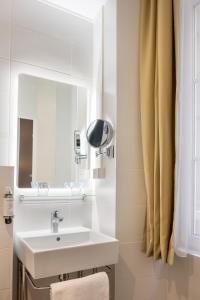 圣马洛Hôtel Le Nautilus的一间带水槽和镜子的浴室