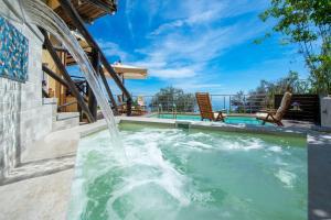 阿马尔菲索拉利亚酒店的一个带喷泉的游泳池
