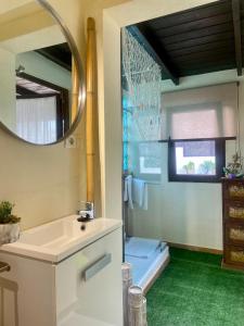 贝纳尔马德纳Bungalow Aloha con Piscina Privada y Barbacoa的一间带水槽和镜子的浴室