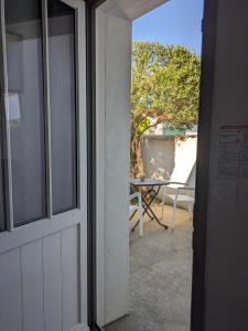 雷岛圣玛丽风中岛酒店的通往带桌子的庭院的开放式门